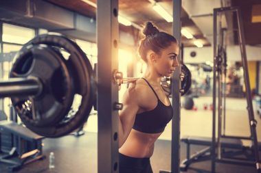 Kız barbell ile ağız kavgası yaparken spor salonunda