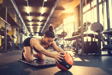 Topu ile egzersiz yaparak sporcumuz