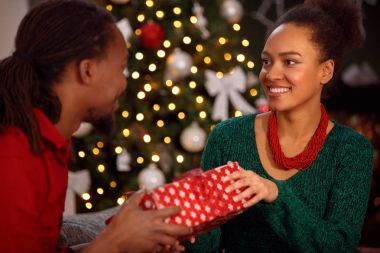 güzel çift armağan üstünde Noel alışverişi