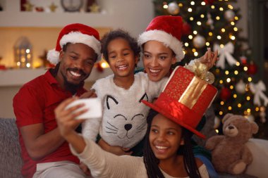 Noel çok güzel afro Amerikan aile selfie yapma