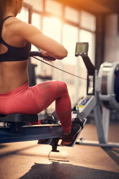 Exercice de fille dans la salle de gym, concept — Photo