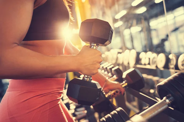 Fitness Eğitmeni ile spor salonu, ağırlık kavramı — Stok fotoğraf
