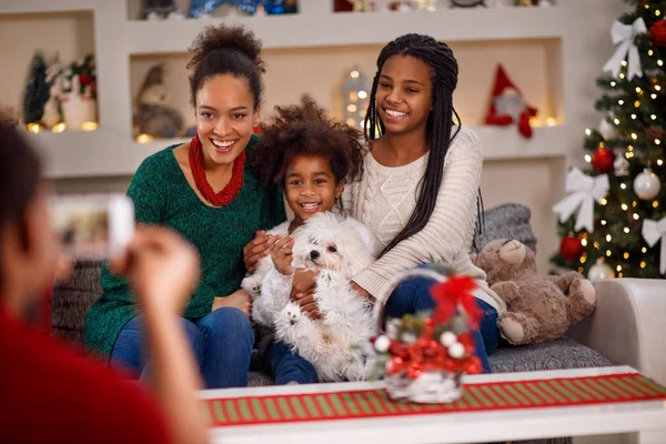 Vater macht zu Weihnachten Foto von Mutter mit zwei Töchtern — Stockfoto