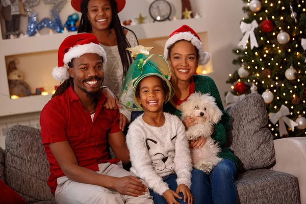 Porträt einer Familie mit Weihnachtsmützen an Weihnachten — Stockfoto