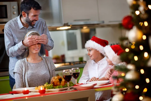 Jul tid far och barn överraskningar mor — Stockfoto