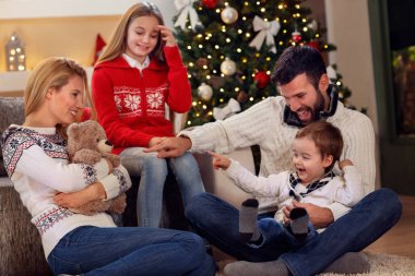 Güzel aile Noel tatili için birlikte eğleniyor