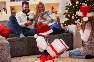 Noel hediyesi - çocuk açar ailesi ile mevcut.