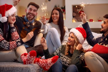 parti içinde zevk havai fişekleri ile genç insanları üzerinde Noel günü