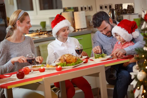 家族の伝統的なクリスマス ディナーを食べる — ストック写真