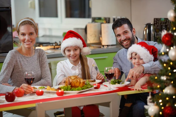 Porträtt av familj på traditionella julbord — Stockfoto