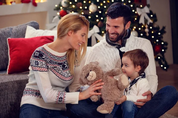Hermosa familia diviértete en Navidad — Foto de Stock