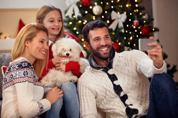 Juletid, selvportrett av familien smilende familie – stockfoto