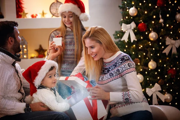 Волшебное Рождество - семья в рождественском настроении обмена подарками — стоковое фото