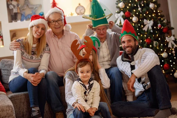 Retrato de familia extendida en sombrero de Navidad — Foto de Stock
