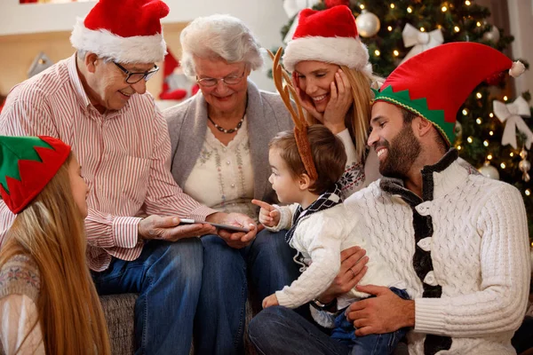 Familia usando la tableta, pasar tiempo de Navidad juntos — Foto de Stock