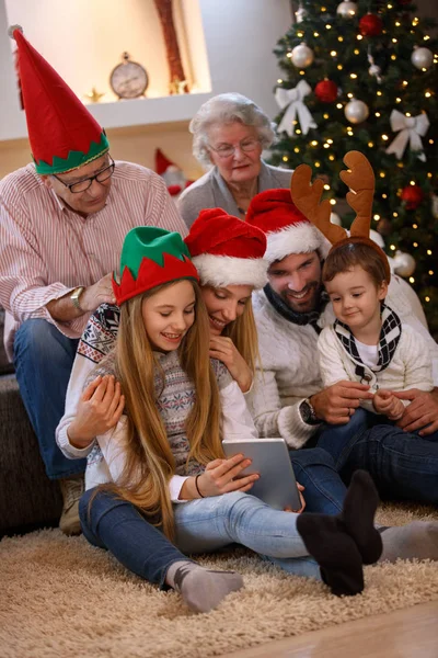 Família desfrutando de seu tempo de férias juntos usando tablet — Fotografia de Stock