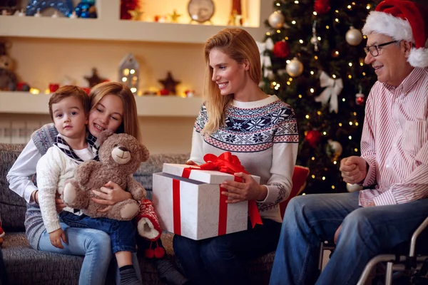 Intercambio de regalos de Navidad familia en regalos de apertura de Navidad — Foto de Stock