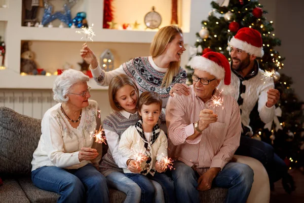 Temporada, ancianos, regalos, vacaciones y personas-familia con aspersor — Foto de Stock