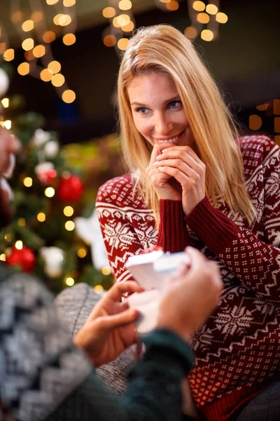 Donna sorpresa uomini con test di gravidanza positivo per il regalo di Natale — Foto Stock
