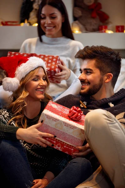 Усміхнена пара з подарунковими коробками — стокове фото