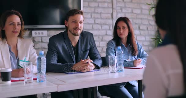 Tres miembros de la comisión de empleo hablando con el candidato — Vídeo de stock