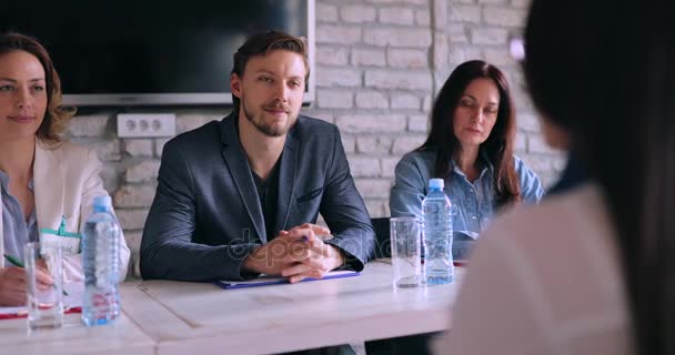 Tres miembros de la comisión de empleo hablando con el candidato — Vídeo de stock