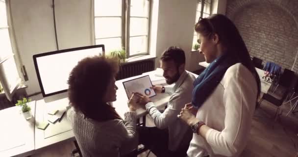 Gruppo di giovani dipendenti in carica che parlano e lavorano — Video Stock