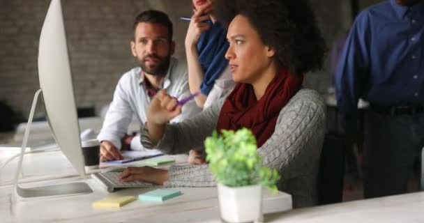 Grupo de jóvenes empleados en la oficina hablando y trabajando — Vídeos de Stock