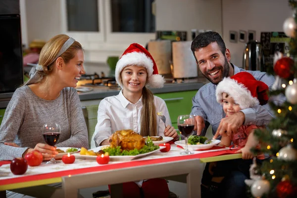 Familia cenando con pavo para Navidad — Foto de Stock