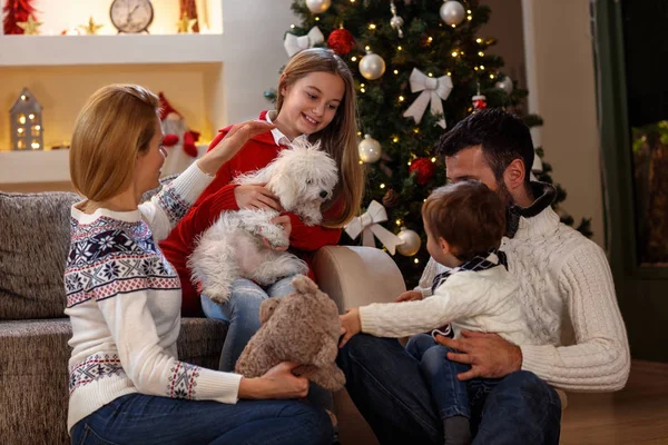 Família desfrutando juntos para o Natal — Fotografia de Stock