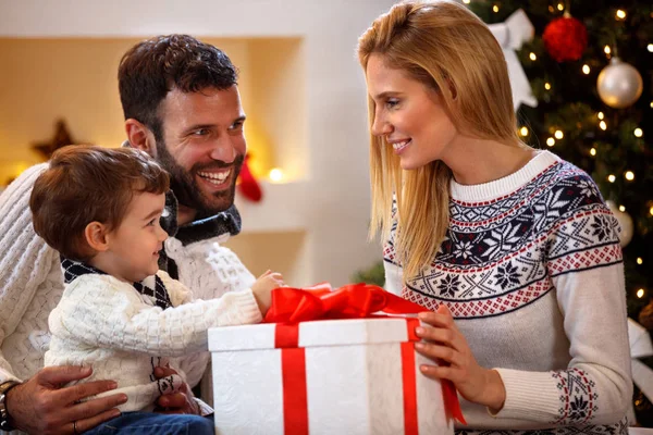 Jeune famille ensemble pour les vacances — Photo