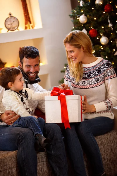 Surpresa de Natal na caixa — Fotografia de Stock