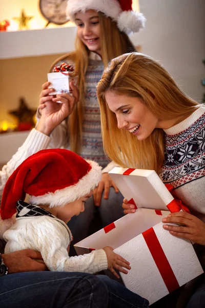 Mor med son öppna julklappen i lådan — Stockfoto