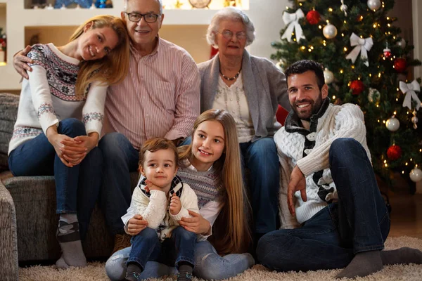 Família na véspera de Natal desfrutando juntos — Fotografia de Stock