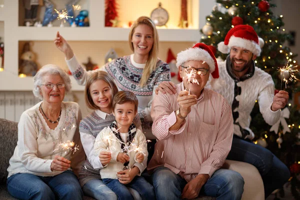 Ragyog a karácsony boldog család — Stock Fotó