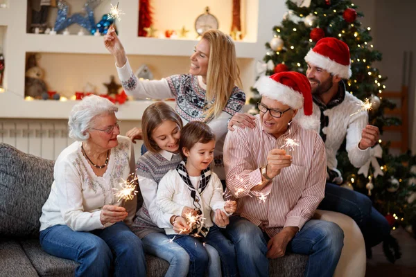 Weihnachtsfreude in der Familie — Stockfoto