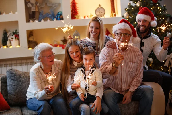 Familia juntos para Navidad con destellos brillantes — Foto de Stock