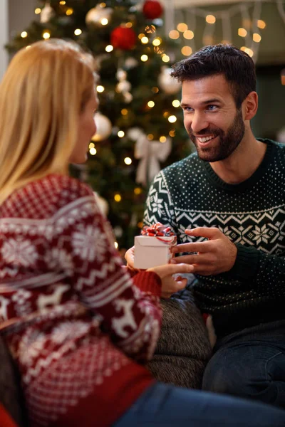 Чоловік дарує жінці подарунок на Різдво — стокове фото