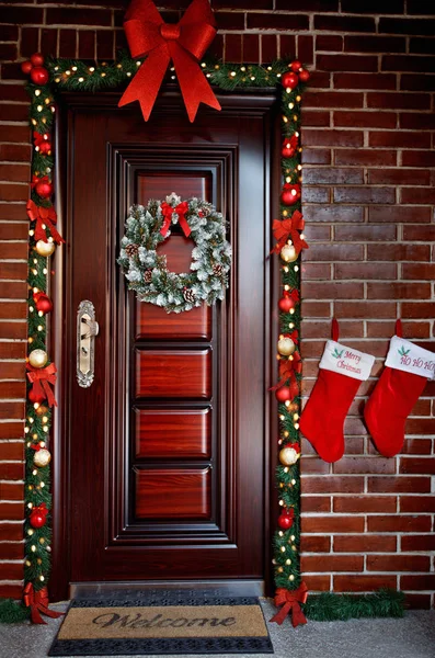 Porte décorée pour la veille de Noël — Photo