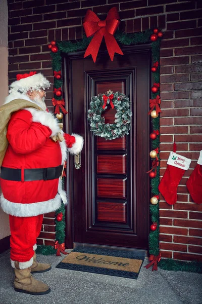 Glad jultomte föra de julklappar — Stockfoto