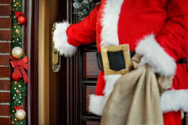 Концепция Санта-Клауса входит в дом, крупным планом — стоковое фото