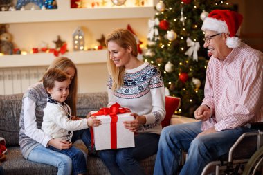 Aile zaman çift verilmesi hediye kutlama zamanı
