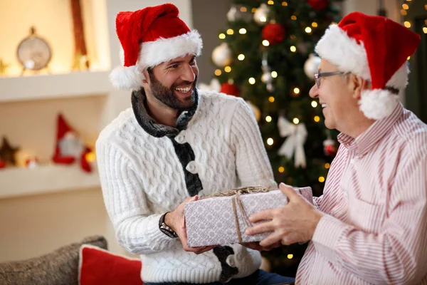 Padre e hijo juntos celebran la Navidad — Foto de Stock