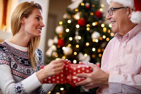 Familia pareja dando regalo en tiempo de celebración — Foto de Stock