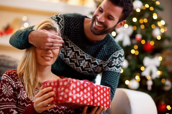 Pareja Dar regalo en tiempo de celebración — Foto de Stock