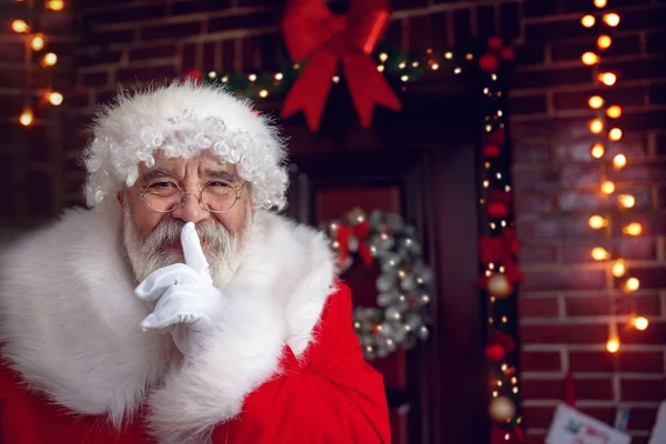 Retrato de santa claus com o dedo nos lábios — Fotografia de Stock