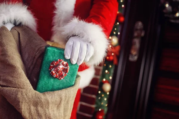 Bolsa de Santa Claus con regalos de Navidad — Foto de Stock