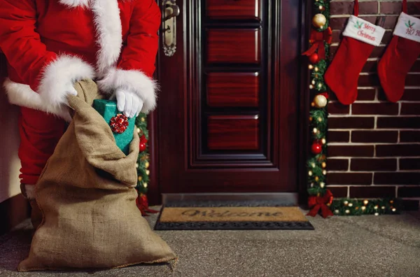 Kerstnacht, Santa Claus brengen de kerstcadeau voor kinderen — Stockfoto