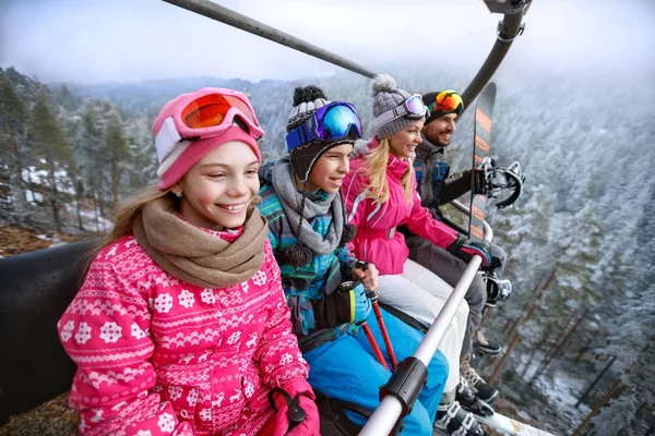 Familia en telesilla que va al terreno de esquí — Foto de Stock