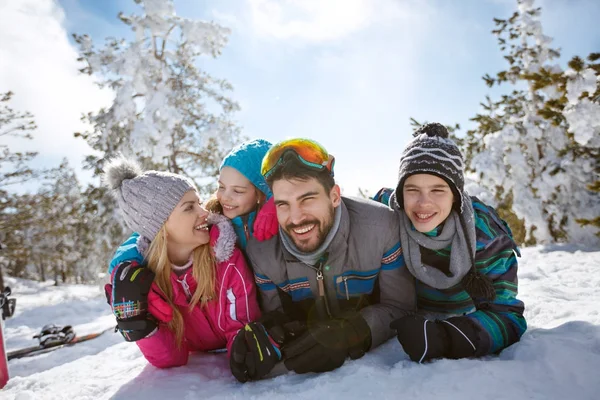 家人一起在下雪的性质 — 图库照片